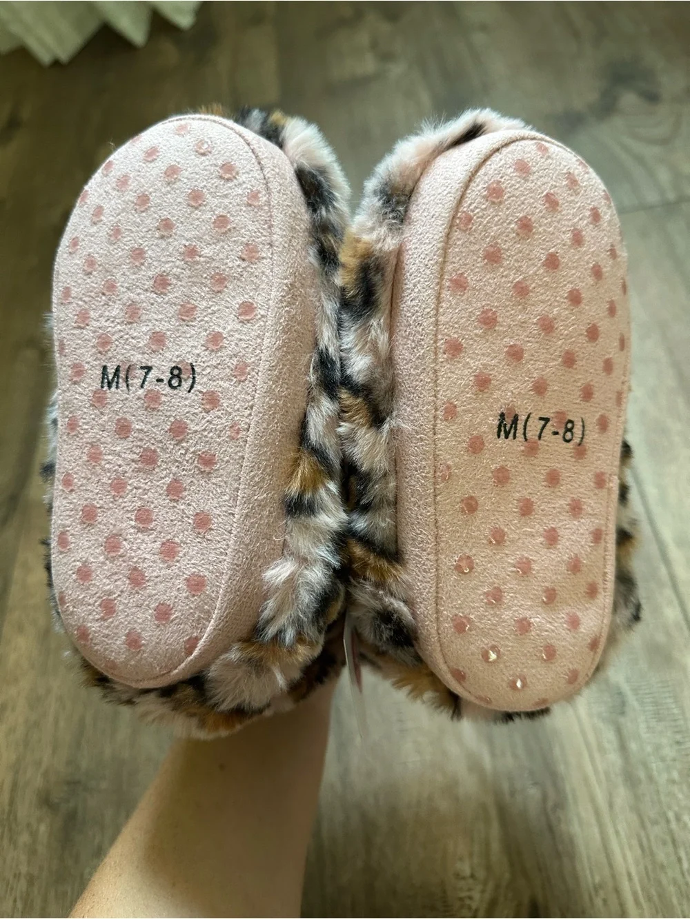 NWT!! Cat & Jack Leopard Print Kids Slippers, Pink Dallas Style, Non-Slip, M 7/8